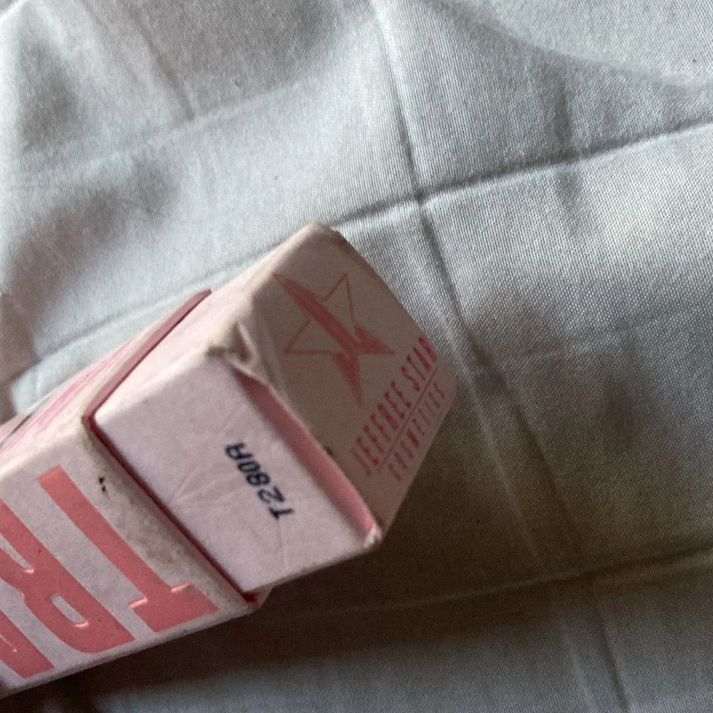 JEFFREE STAR Velvet Trap Lipstick - HOT COMMODITY